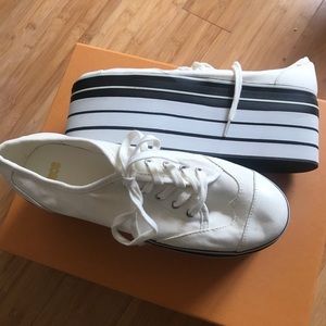 Sneakers in platform